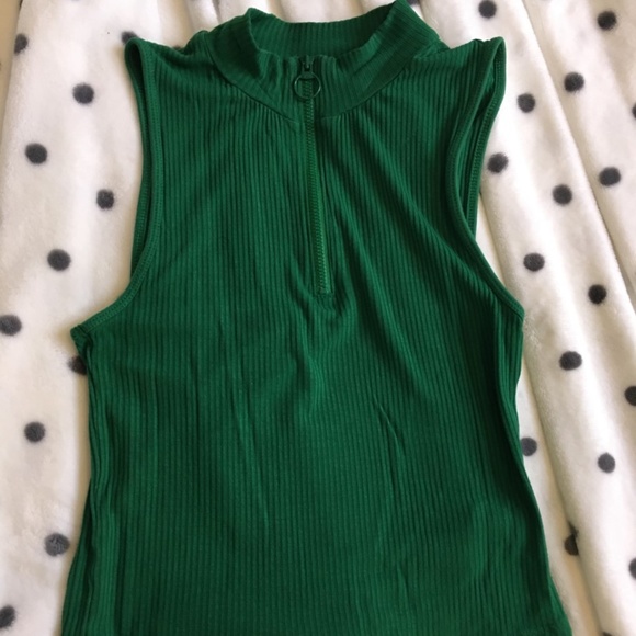 Aritzia - Golden by TNA - Waist-Length Green Sleeveless Mockneck Top - Picture 1 of 4